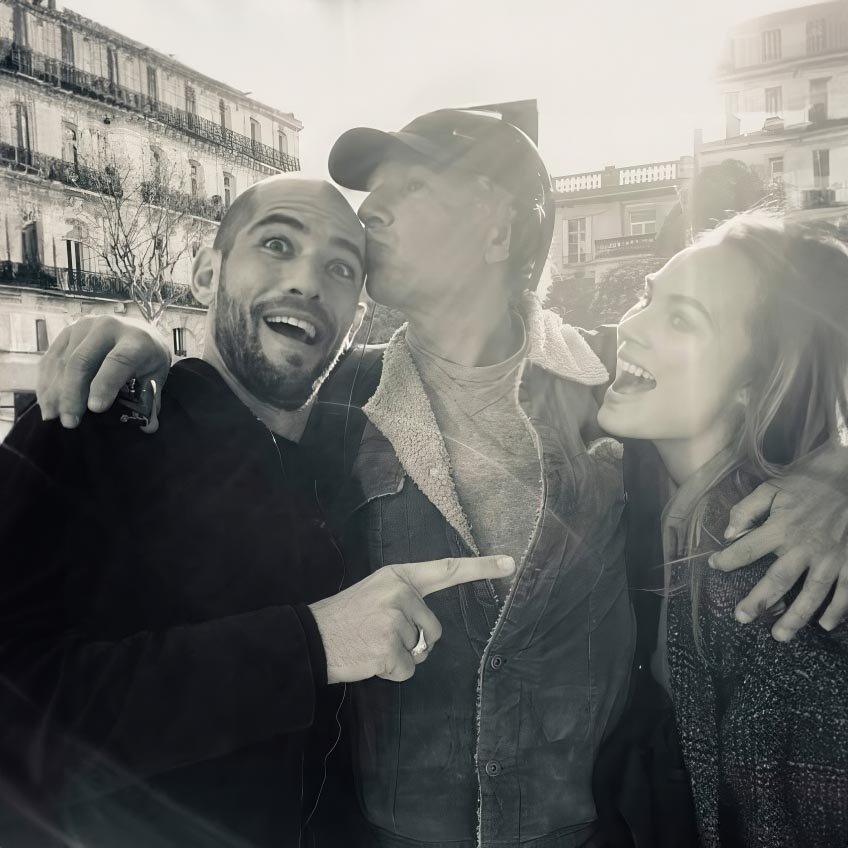 Chris Nahon avec les acteurs Moïse Santamaria et Mélanie Maudran